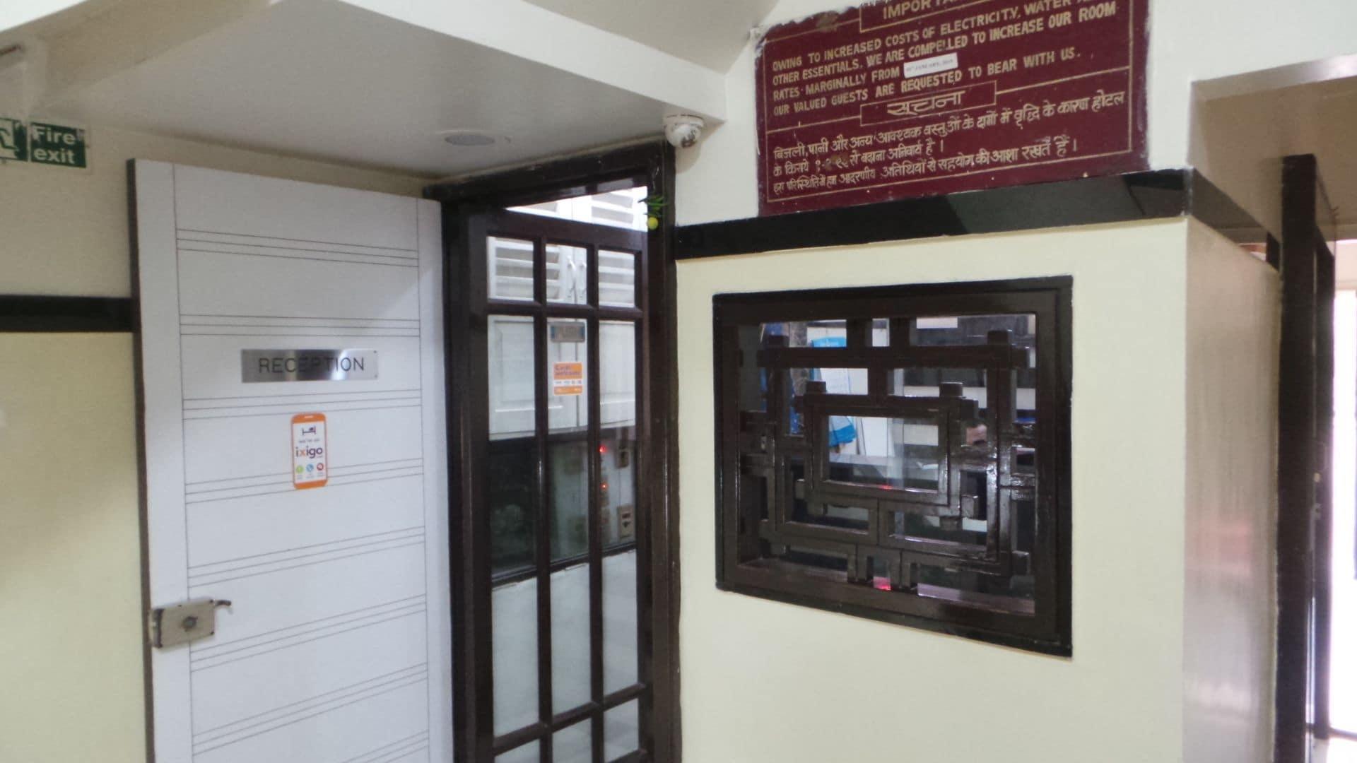 Super Oyo Hotel Dreamland Mumbai Exterior photo